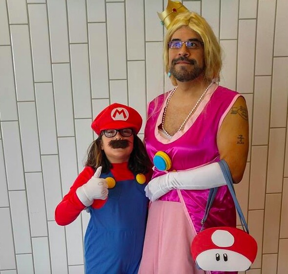 Ο πατέρας που ντύθηκε Princess Peach για να συνοδεύσει την κόρη του απαντά σε όσους τον χλεύασαν