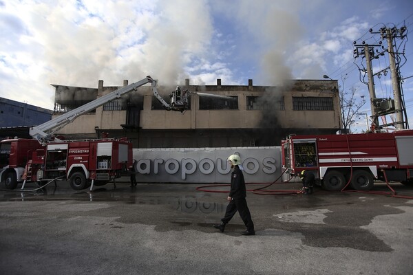 Δεν έχει σβήσει ακόμη η φωτιά που καίει στη βιοτεχνία στου Ρέντη