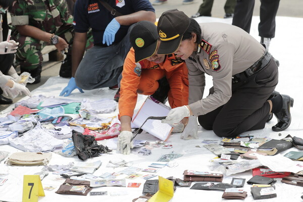 Ινδονησία: Ψάχνουν για το μαύρο κουτί του αεροπλάνου (update)