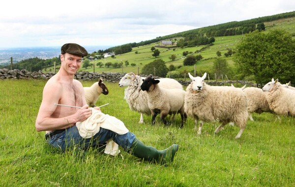 Δείτε αυτές τις φωτογραφίες με ημίγυμνους Ιρλανδούς αγρότες και τα ζώα συντροφιάς τους