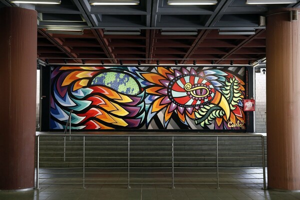 Tα νέα γκράφιτι στο Σταθμό Ειρήνη του ΗΣΑΠ είναι μια σύμπραξη Μεξικανών και Ελλήνων καλλιτεχνών