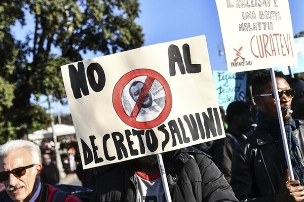 Χιλιάδες Ιταλοί στους δρόμους κατά του αντιμεταναστευτικού διατάγματος Σαλβίνι