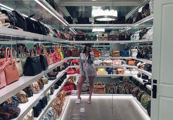 H Kylie Jenner έχει ένα ξεχωριστό δωμάτιο γεμάτο τσάντες αξίας εκατομμυρίων και το ανοίγει για πρώτη φορά