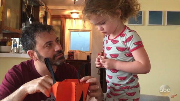 Ο Τζίμι Κίμελ ζήτησε στους γονείς να κάνουν πλάκα στα παιδιά τους πως έφαγαν όλα τα γλυκά από το Halloween