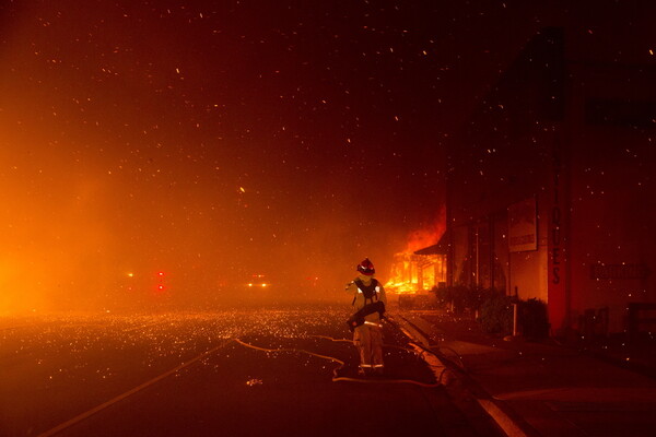 Φόβοι για νεκρούς από πυρκαγιά στην Καλιφόρνια - Ένα νοσοκομείο και εκατοντάδες σπίτια έγιναν στάχτη