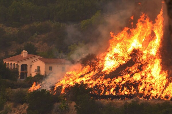 Παρόμοια με το μάτι η φονική πυρκαγιά στην Καλιφόρνια- Πώς και γιατί εξαπλώθηκε τόσο γρήγορα (ΒΙΝΤΕΟ)