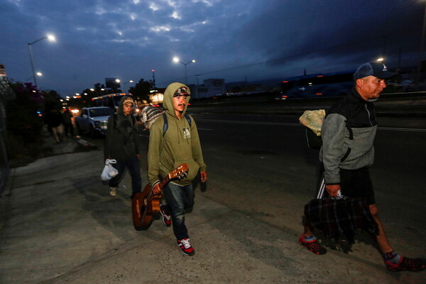 Οι 5.000 μετανάστες του καραβανιού από το Μεξικό ξεκίνησαν εκ νέου την πορεία προς τις ΗΠΑ