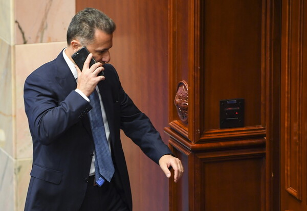 Καταγγελίες για απειλές, εκβιασμούς και δωροδοκίες βουλευτών στην ΠΓΔΜ