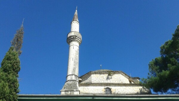 Ιωάννινα: Κατέρρευσε η κορυφή του μιναρέ στο Ασλάν Τζαμί από τους θυελλώδεις ανέμους