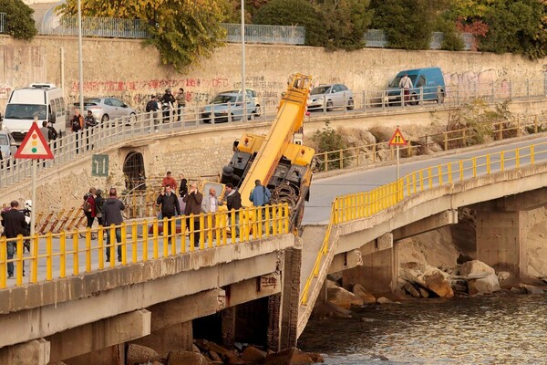 Η Νοτοπούλου έκανε αυτοψία στη γέφυρα που κατέρρευσε στην Καβάλα