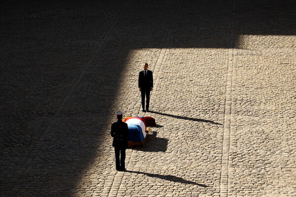 Η Γαλλία «αποχαιρέτησε» τον Σαρλ Αζναβούρ - Πολιτικοί, καλλιτέχνες και σπάνια εμφάνιση του Μπελμοντό στην τελετή
