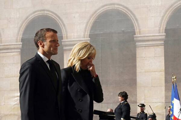 Η Γαλλία «αποχαιρέτησε» τον Σαρλ Αζναβούρ - Πολιτικοί, καλλιτέχνες και σπάνια εμφάνιση του Μπελμοντό στην τελετή