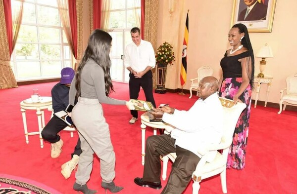 Κιμ Καρντάσιαν και Κάνιε Γουέστ έκαναν δώρο ένα ζευγάρι Yeezy στον πρόεδρο της Ουγκάντα