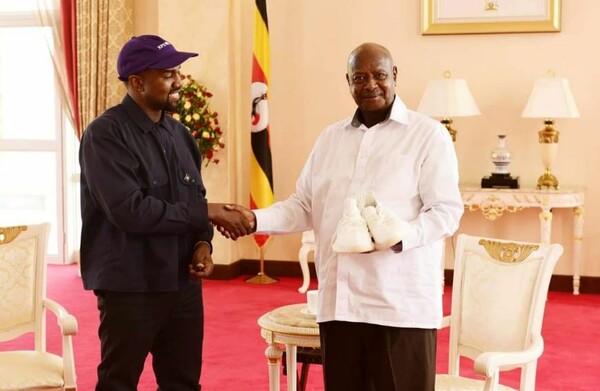 Κιμ Καρντάσιαν και Κάνιε Γουέστ έκαναν δώρο ένα ζευγάρι Yeezy στον πρόεδρο της Ουγκάντα