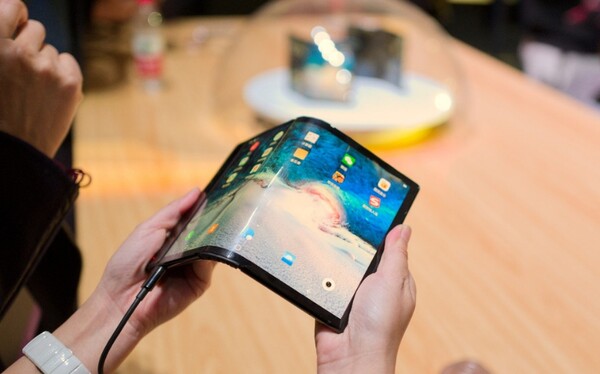 Παρουσιάστηκε το πρώτο στον κόσμο smartphone που διπλώνει σαν πορτοφόλι