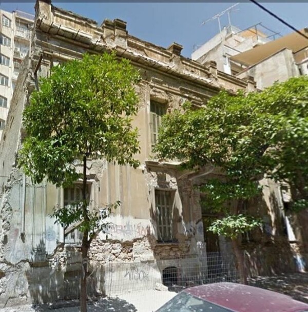 Κατέρρευσε μερικώς διώροφο κτίριο στον Πειραιά (ΦΩΤΟ)