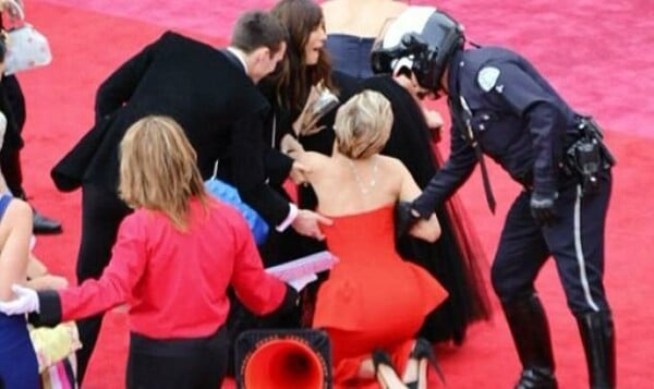 Η Jennifer Lawrence σκόνταψε για τρίτη φορά στο κόκκινο χαλί