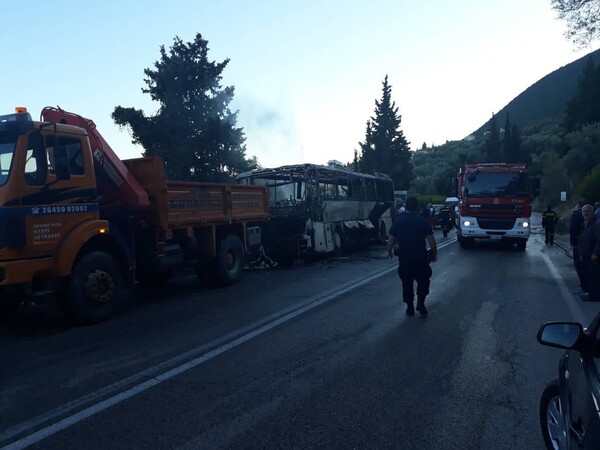 Λεωφορείο έπιασε φωτιά εν κινήσει στην Λευκάδα - ΦΩΤΟΓΡΑΦΙΕΣ