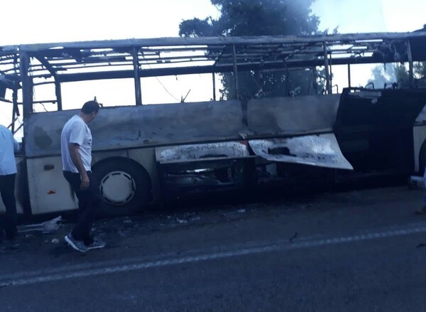 Λεωφορείο έπιασε φωτιά εν κινήσει στην Λευκάδα - ΦΩΤΟΓΡΑΦΙΕΣ