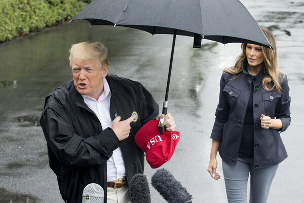 Ο Τραμπ άφησε τη Μελάνια στη βροχή - Το βίντεο με την ομπρέλα που σχολιάζεται