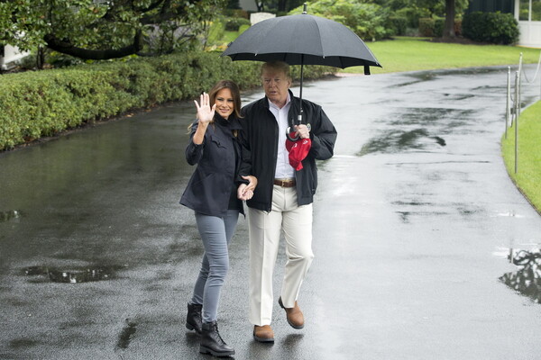 Ο Τραμπ άφησε τη Μελάνια στη βροχή - Το βίντεο με την ομπρέλα που σχολιάζεται