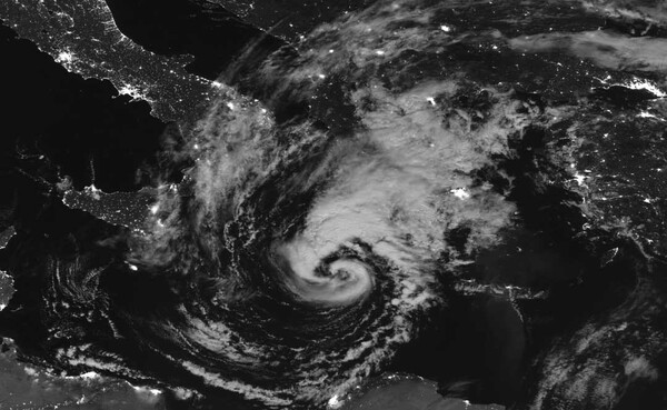Δορυφόρος της NASA φωτογράφισε τον μεσογειακό κυκλώνα πάνω από την Ελλάδα