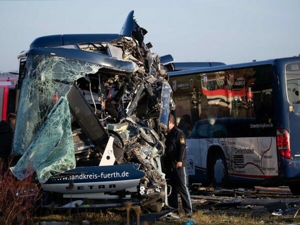 Μετωπική σύγκρουση σχολικών λεωφορείων - 40 τραυματίες