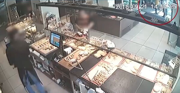 Νέο βίντεο με τον Ζακ Κωστόπουλο - Τι συνέβη έξω από κατάστημα λίγο πριν μπει στο κοσμηματοπωλείο