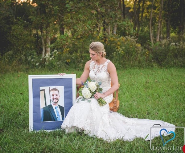 Τη μέρα του γάμου τους φόρεσε το νυφικό της και φωτογραφήθηκε πλάι στον τάφο του