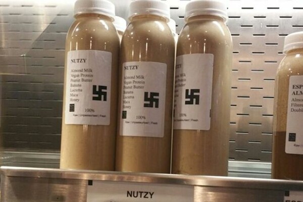 Καφέ στο Λονδίνο πουλούσε smoothies με αγκυλωτούς σταυρούς στις φιάλες
