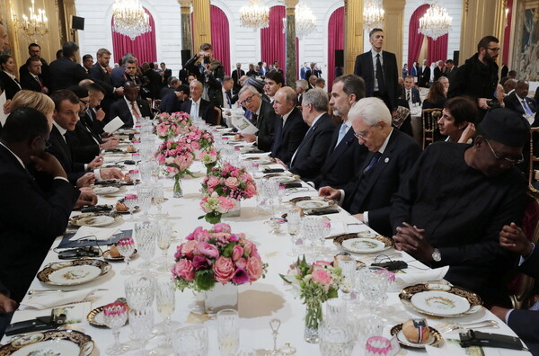 H Μπέτυ Μπαζιάνα φωτογραφίζεται με την Μπριζίτ Τρονιέ στο επίσημο γεύμα στο Παρίσι