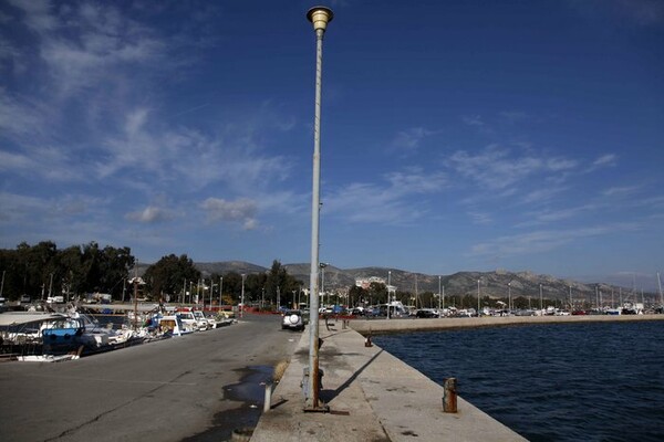 Σώος οδηγός που έπεσε στη θάλασσα με το ι.χ. λόγω ολισθηρότητας από τη βροχή