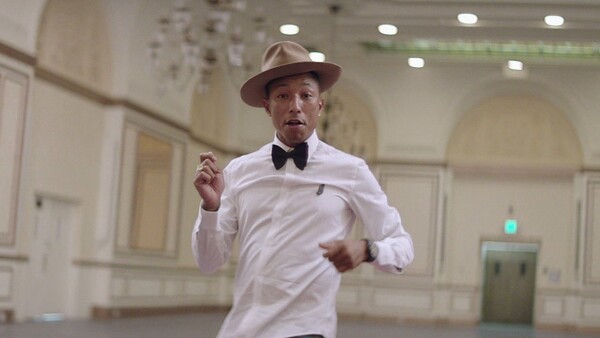 O Pharrell έβαλε στη μαύρη λίστα τον Τραμπ - Έπαιξε το «Happy» μετά την επίθεση στη συναγωγή