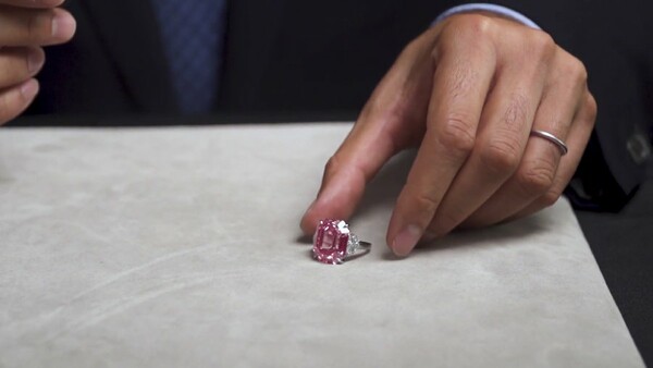 Pink Legacy - Αυτό το σπάνιο ροζ διαμάντι ποιος θα το πάρει;