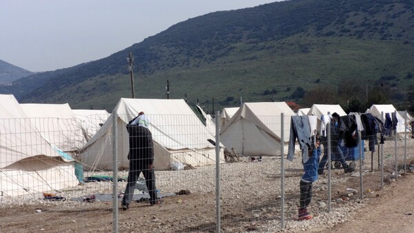 Μητέρα και τα δύο παιδιά της τραυματίστηκαν από φωτιά στο κέντρο φιλοξενίας στο Ωραιόκαστρο