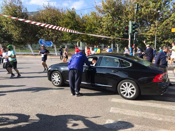 Καταγγελία για πρόκληση του Ψινάκη - Σταμάτησε τον Μαραθώνιο για να περάσει με το αυτοκίνητο (ΦΩΤΟΓΡΑΦΙΕΣ)