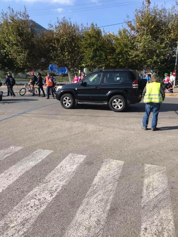 Καταγγελία για πρόκληση του Ψινάκη - Σταμάτησε τον Μαραθώνιο για να περάσει με το αυτοκίνητο (ΦΩΤΟΓΡΑΦΙΕΣ)