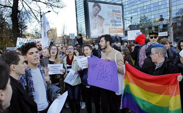 Οι Ρουμάνοι ψηφίζουν σε δημοψήφισμα που τροφοδοτεί την ομοφοβία και το μίσος