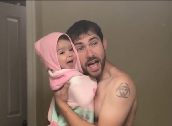 Μπαμπάς και κόρη κάνουν lip sync το τραγούδι των Maroon 5 Girls Like You