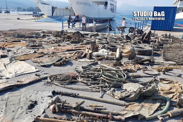 Δείτε πόσα και τι σκουπίδια έκρυβε ο βυθός στο λιμάνι του Πόρου