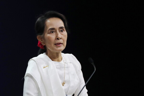 Δεν θα αφαιρεθεί το Νόμπελ Ειρήνης από την ηγέτιδα της Μιανμάρ παρά τις «λυπηρές ενέργειες»