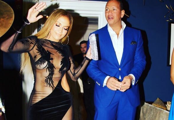 Η Τζένιφερ Λόπεζ έγινε 48 και το γιόρτασε με twerking και ένα φόρεμα που μόνο αυτή θα μπορούσε να βάλει