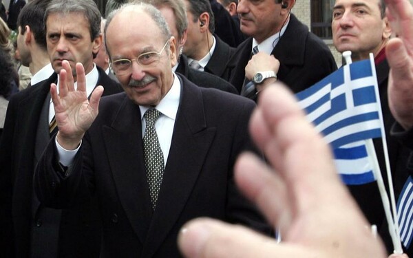 Με τιμές αρχηγού κράτους η κηδεία του Κωστή Στεφανόπουλου