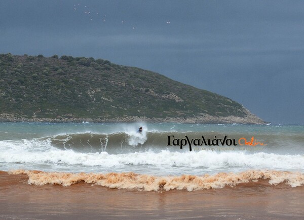 Όλη η χώρα σε συναγερμό και κάποιοι στη Μεσσηνία κάνουν σερφ (ΦΩΤΟΓΡΑΦΙΕΣ & ΒΙΝΤΕΟ)