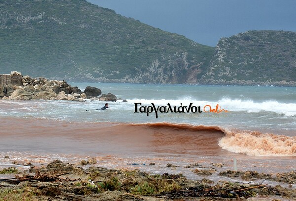 Όλη η χώρα σε συναγερμό και κάποιοι στη Μεσσηνία κάνουν σερφ (ΦΩΤΟΓΡΑΦΙΕΣ & ΒΙΝΤΕΟ)