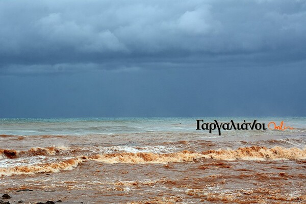 Όλη η χώρα σε συναγερμό και κάποιοι στη Μεσσηνία κάνουν σερφ (ΦΩΤΟΓΡΑΦΙΕΣ & ΒΙΝΤΕΟ)