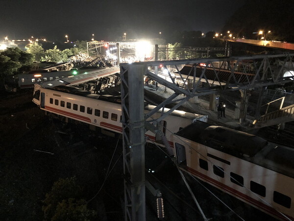 Τουλάχιστον 18 νεκροί και 160 τραυματίες από τον εκτροχιασμό τρένου στην Ταϊβάν