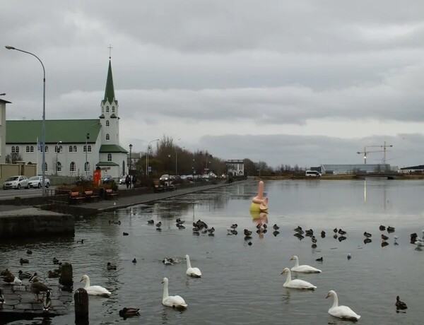 Αντιδράσεις για το γλυπτό «hot dog» στη μέση μιας λίμνης της Ισλανδίας- Τι απαντά η καλλιτέχνης