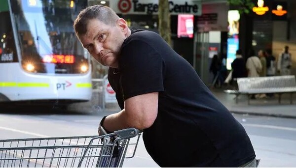 Ο ήρωας της Μελβούρνης: Άστεγος απέκρουσε δράστη επίθεσης με ένα καροτσάκι σουπερμάρκετ