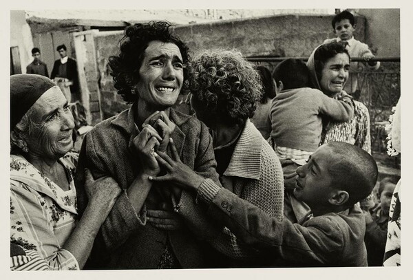 Πέθανε η Τουρκοκύπρια που θρηνεί τον άντρα στην εμβληματική και βραβευμένη φωτογραφία του 1964